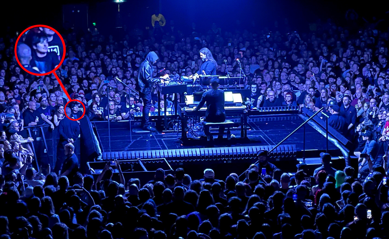 photo of the crowd gathered around the cube stage with a smiling me circled in red